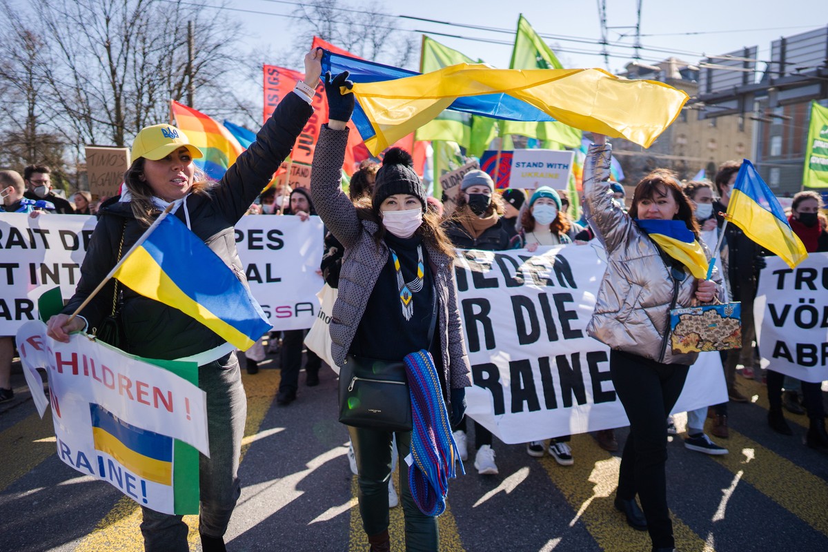 epa09786633 Protestors take part in a demonstration against Russia's military intervention in Ukraine at the in Bern, Switzerland, 26 February 2022. Russian troops bore down on Ukraine's cap ...