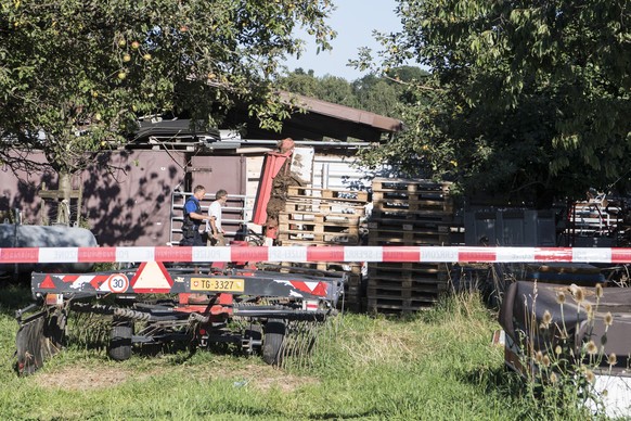 Die Polizei sichert den Hof von Ulrich K., der wegen der Quaelerei von Pferden unter Verdacht steht, am Montag, 7. August 2017, in Hefenhofen. (KEYSTONE/Ennio Leanza)