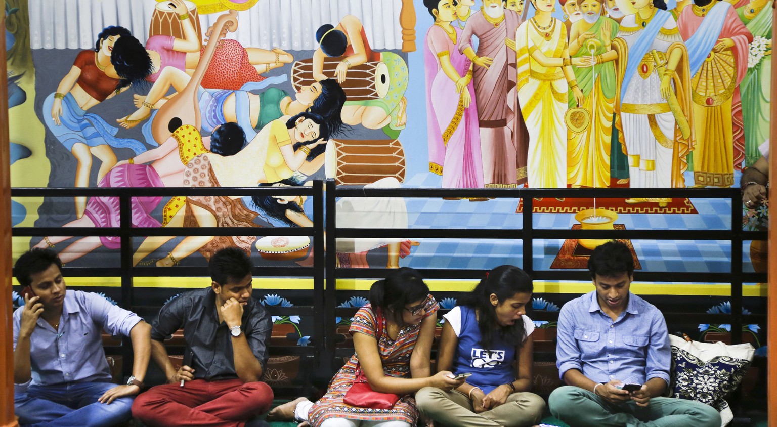 Etwas Buddha und viel moderne Konsumlust: Junge Buddhisten in Kalkutta.&nbsp;