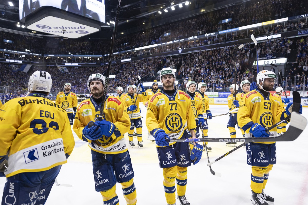 Les joueurs de HC Davos sont decus a la fin de la prolongation lors du sixieme match de la finale des play-off du championnat suisse de hockey sur glace de National League entre le HC Fribourg-Gottero ...