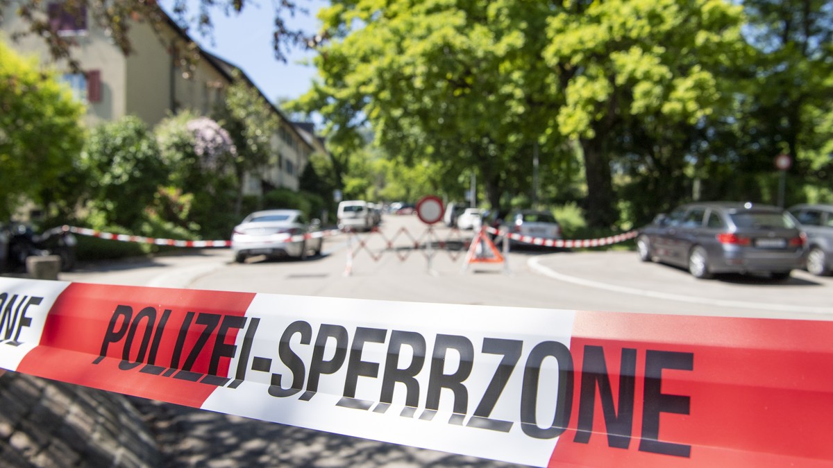 Polizeiabsperrung in der Naehe des Hauses, wo eine mutmassliche Geiselnahme / ein Toetungsdelikts drei Tote gefordert hat, am Doeltschiweg in einem Wohnhaus, am Freitag, 31. Mai 2019, in Zuerich. (KEY ...