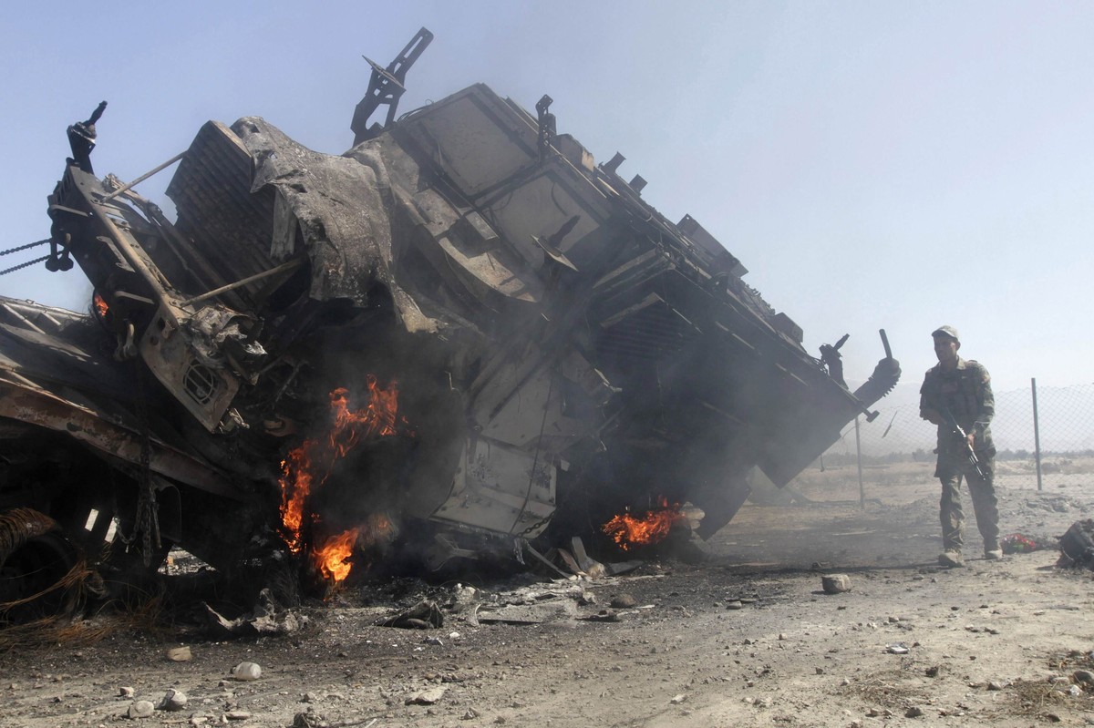 Kämpfer der Taliban greifen ein Auto der Nato an.