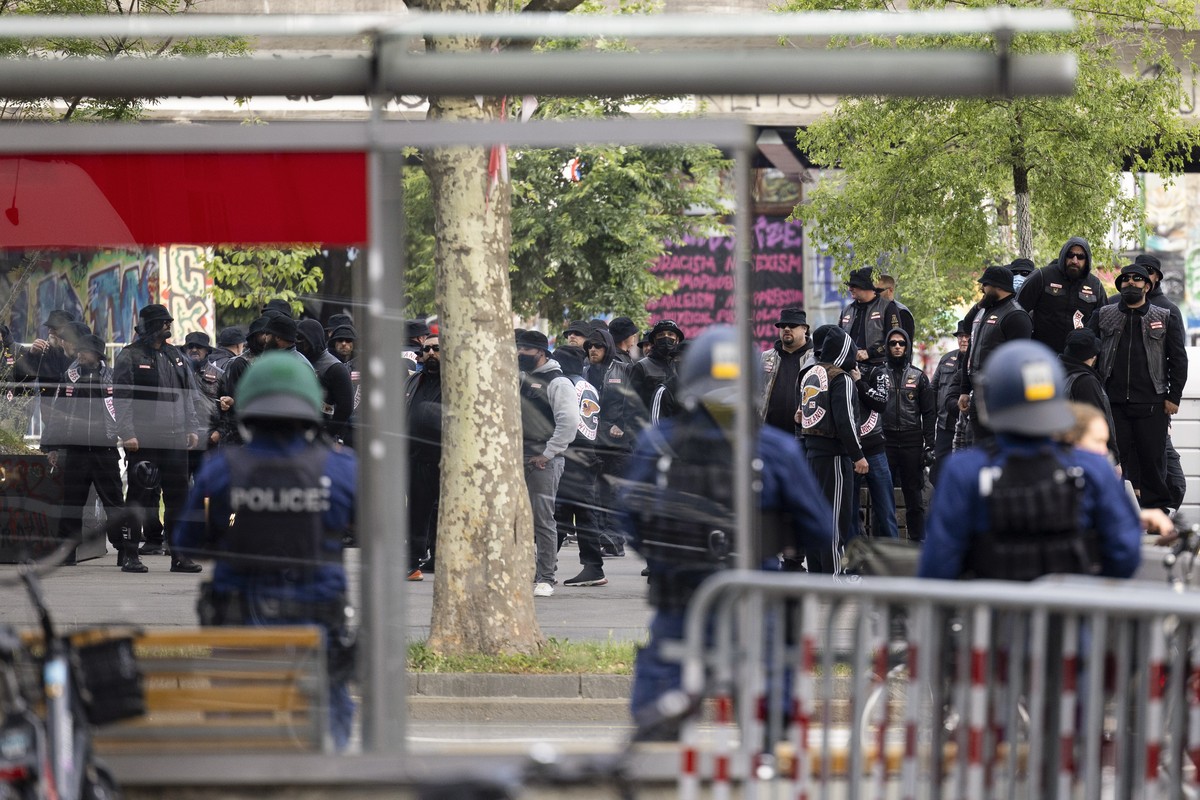 Polizisten stellen sich zwischen die Mitglieder der Hells Angels (im Bild) und Bandidos (nicht im Bild), um eine Konfrontation zu verhindern, in der Naehe des Gerichtsgebaeudes, waehrend dem Prozess u ...