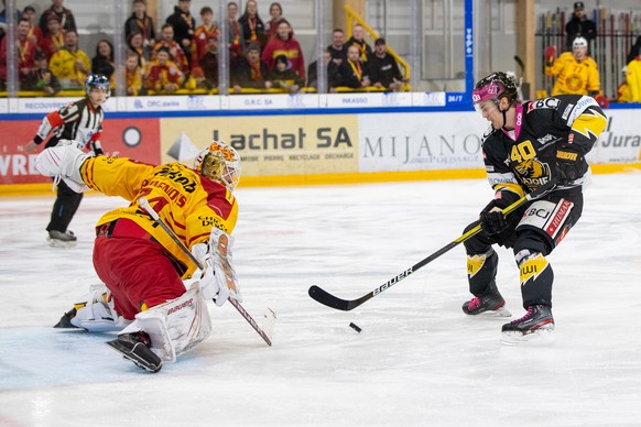 Le joueur Sebastian Wannstroem de Ajoie inscrit le 1-0 apres une belle feinte face au gardien Ivars Punnenovs de Langnau, lors de la rencontre du championnat suisse de hockey sur glace de National Lea ...