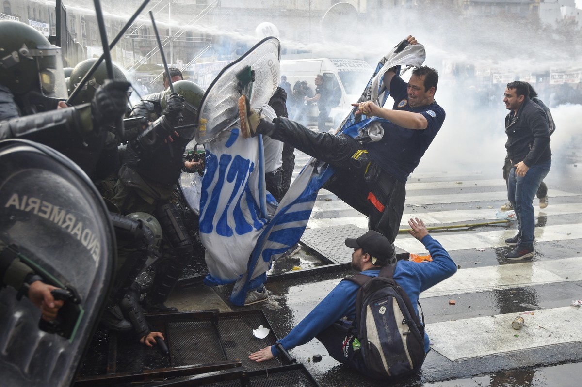 Anti-government protesters clash with police outside Congress, as lawmakers debate a reform bill promoted by Argentine President Javier Milei in Buenos Aires, Argentina, Wednesday, June 12, 2024. (AP  ...