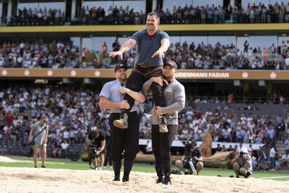 Fabian Staudenmann aus Guggisberg Sieger des Bernisch-Kantonalen Schwingfestes wird von Kollegen hochgetragen, fotografiert am Sonntag, 5. Juli 2026 im Wankdorf Stadion in Bern. (KEYSTONE/Gaetan Bally ...
