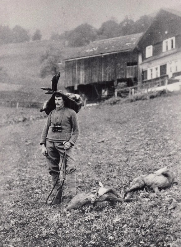 Ulrich Gantenbein mit erlegtem Wild vor dem Haus «Sandbühel», undatierte Fotografie.