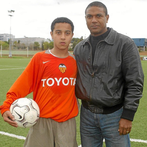Mazinho (Brasilien) und sein Sohn Thiago Alcantara 20041208 xVICENTExRODRIGUEZx PUBLICATIONxINxGERxAUTxHUNxONLY
