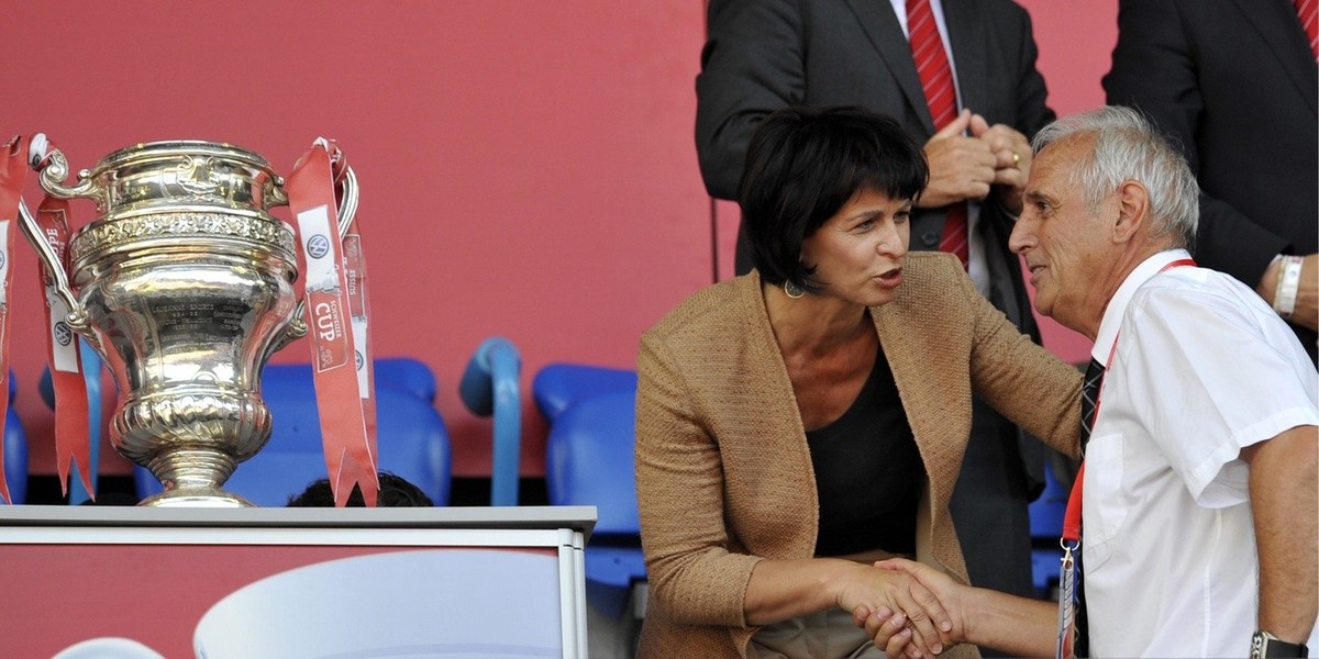 Federal Councilor Doris Leuthard, left, consoles Neuchatel's coach Bernard Challandes, right, after the Swiss Cup final soccer match between Neuchatel Xamax and FC Sion at the St. Jakob-Park stad ...