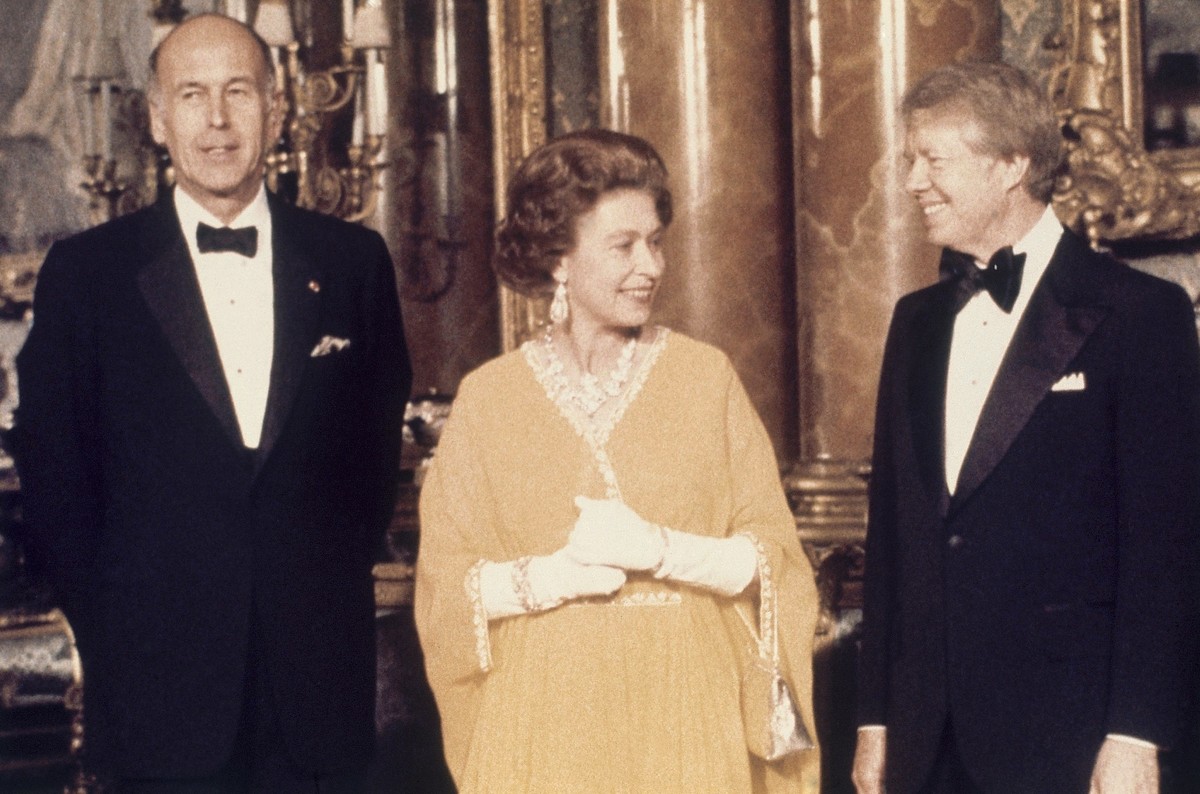 FILE - In this file photo dated May 1977, U.S. President Jimmy Carter, right, and Britain's Queen Elizabeth II with French President Valery Giscard d'Estaing, at Buckingham Palace in London. ...