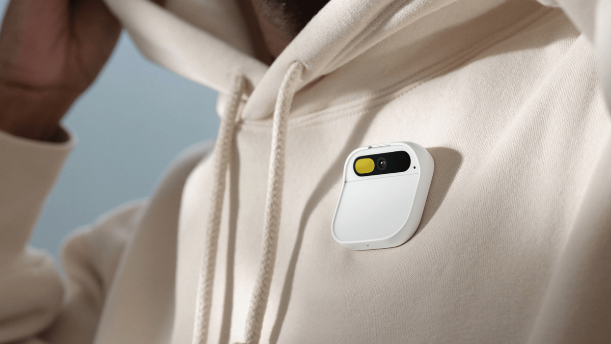 Die von zwei ehemaligen Apple-Beschäftigten gegründete Firma Humane hat ihren Ai Pin vorgestellt. Es wird an der Kleidung getragen und per Sprache oder Handgesten bedient.