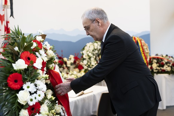 Federal President Guy Parmelin stands next to the flower wreaths prior to the official commemorative ceremony and the national day of mourning following the deadly fire at the "Le Constellation&q ...