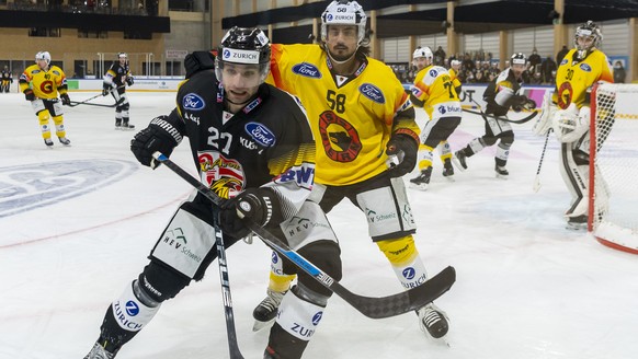 Ajoies Reto Schmutz, links, gegen Berns Eric Blum, rechts, im Swiss Ice Hockey Cup Viertelfinal zwischen dem HC Ajoie und dem SC Bern in der Raiffeisen Arena in Porrentruy am Montag, 14. Dezember 2020 ...