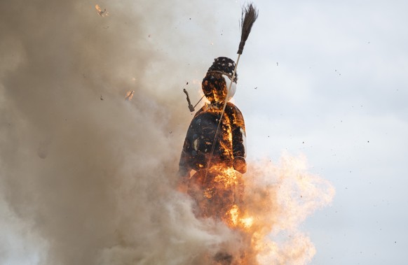 The head of the &quot;Boeoegg&quot; burns on the Sechselaeuten place in Zurich, Switzerland, pictured on April 16, 2018. The Sechselaeuten (ringing of the six o&#039;clock bells) is a traditional end  ...