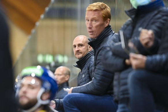 Davos&#039; Headcoach Christian Wohlwend und Davos&#039; Assistenztrainer Joergen Joensson, von links, beim Eishockey Testspiel der National League zwischen dem HC Davos und dem HC Lugano, am Dienstag ...