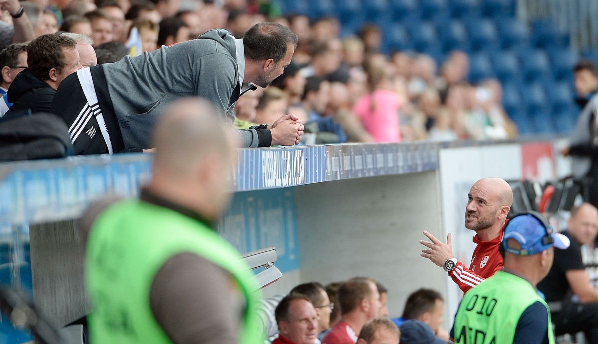 FCL-Trainer Babbel wurde auf die Tribüne geschickt – und coachte von dort weiter. Angeblich soll er den Schiedsrichter als «Wurst» beleidigt haben.