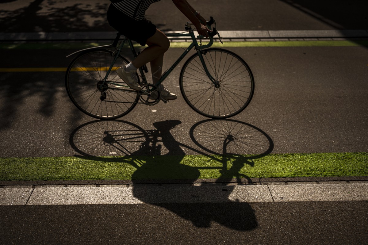 Eine Fahrradfahrerin faehrt mit einem Velo auf der Velovorzugsroute an der Toedistrasse, aufgenommen am Mittwoch, 26. August 2026 in Zuerich. Die Stadt Zuerich hat am Mittwoch einen weiteren Abschnitt ...