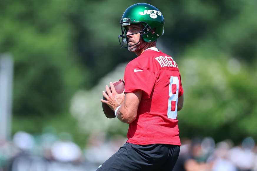 NFL, American Football Herren, USA New York Jets Training Camp Jul 22, 2023 Florham Park, NJ, USA New York Jets quarterback Aaron Rodgers 8 participates in drills during the New York Jets Training Cam ...