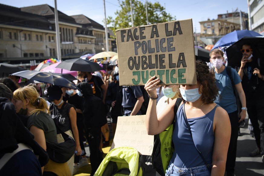 Des manifestants defilent avec des parapluies lors d&#039;une manifestation pour le droit a manifester et contre la repression de la police ce samedi 25 septembre 2021 a Lausanne. (KEYSTONE/Laurent Gi ...