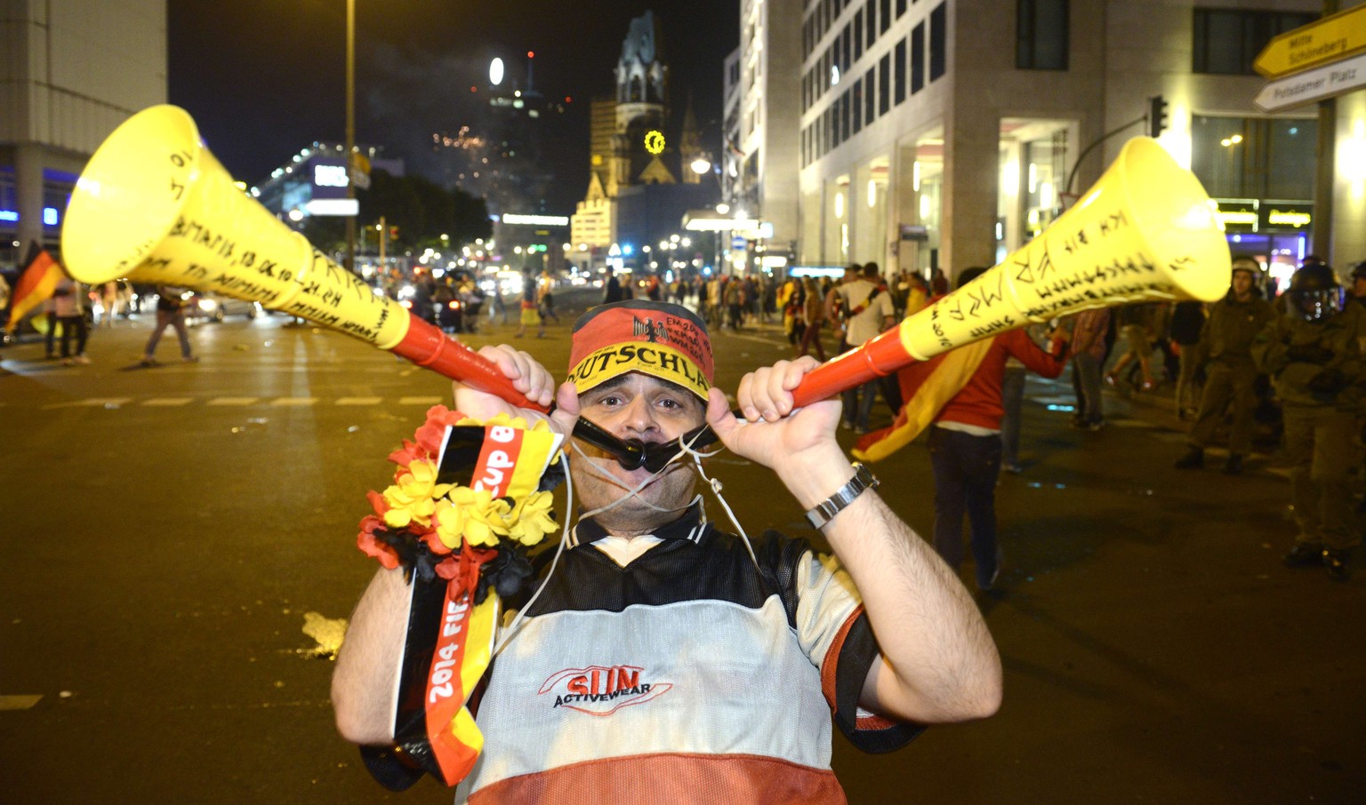 Die doppelte Vuvuzela erzeugt natürlich ein ordentliches Gedröhne.