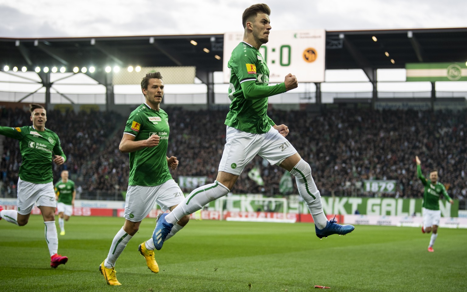 St. Gallens Betim Fazliji jubelt nach seinem 1:0 Tor beim Fussball Super-League Spiel zwischen dem FC St. Gallen und BSC Young Boys Bern, am Sonntag, 23. Februar 2020, im Kybunpark in St. Gallen. (KEY ...