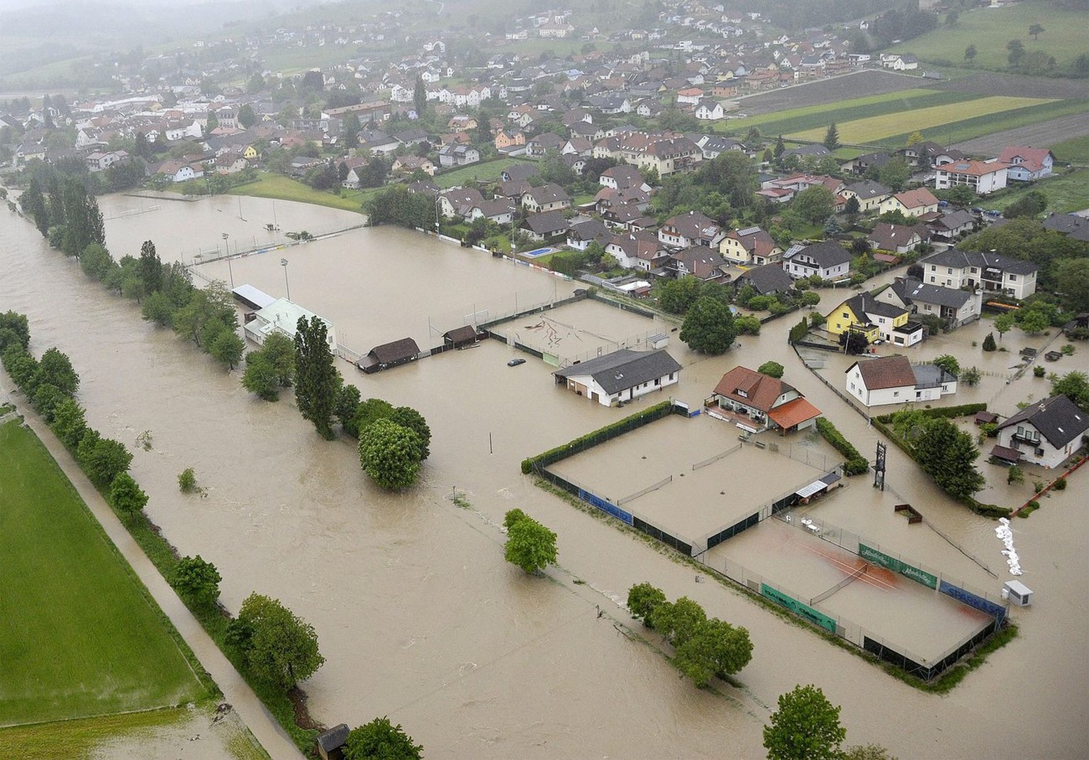 Auch in Hofstetten ist kein Unterschied zwischen Fluss und Dorf mehr auszumachen.