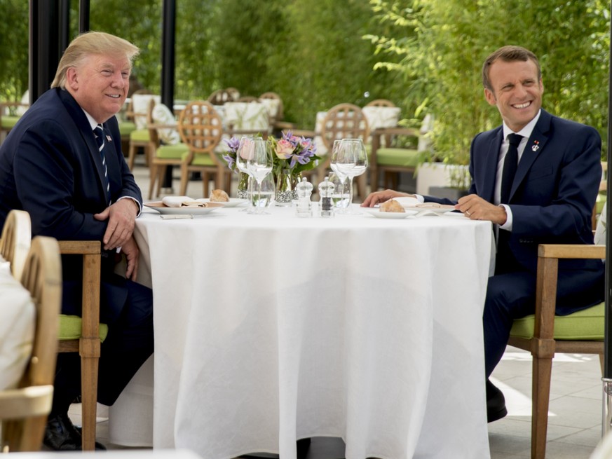 Die Präsidenten Macron und Trump trafen sich völlig überraschend schon vor Gipfelbeginn. Noch vor seiner Abreise nach Biarritz hatte Trump Strafzölle auf französischen Wein oder andere Vergeltungsmass ...