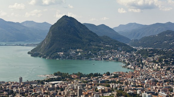 Lugano mit Lago di Lugano und San Salvatore am Freitag, 10. August 2012. (KEYSTONE/Alessandro Della Bella)