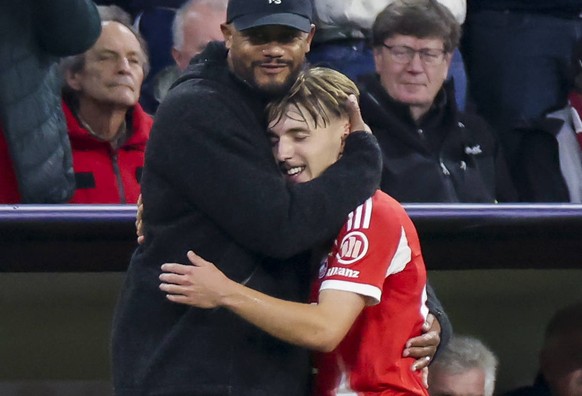 Trainer Vincent Kompany FC Bayern Muenchen und Lennart Karl FC Bayern Muenchen umarmen sich, UEFA Champions League 2025/26 League Phase MD3, FC Bayern M