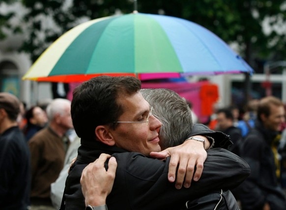 Homosexuelle umarmen sich an einer Demo für die Rechte von Schwulen und Lesben in Zürich.