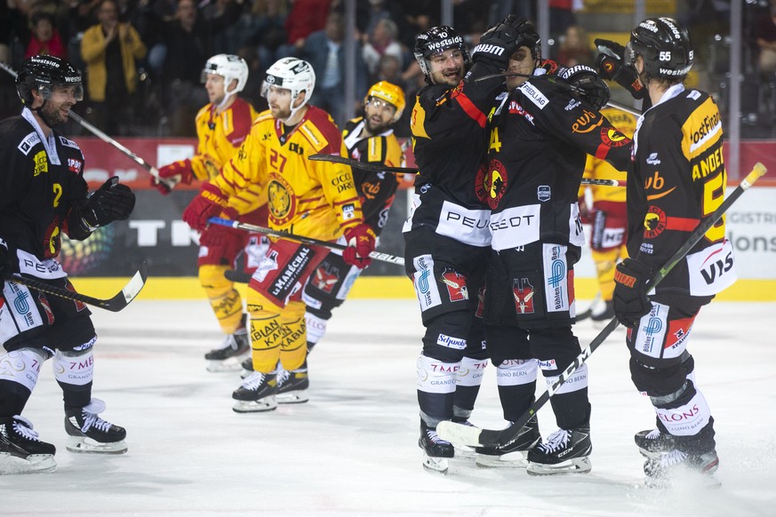 Berns Dominik Kahun, Mitte, jubelt nach seinem Tor zum 4-1 mit den Teamkollegen Tristan Scherwey, links, und Calle Andersson, im Eishockey Meisterschaftsspiel der National League zwischen dem SC Bern  ...