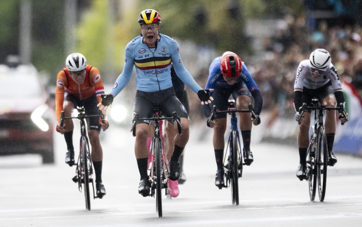 epa11630453 Lotte Kopecky of Belgium celebrates winning the Women Elite Road Race at the 2024 UCI Road and Para-cycling Road World Championships in Zurich, Switzerland, 28 September 2024. EPA/ENNIO LE ...