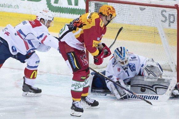 Tigers Topscorer Antti Erkinjuntti, links, kaempft um den Puck, gegen Lions Patrick Geering, und Goalie Niklas Schlegel, rechts, waehrend dem Meisterschaftsspiel der National League, zwischen den SCL  ...