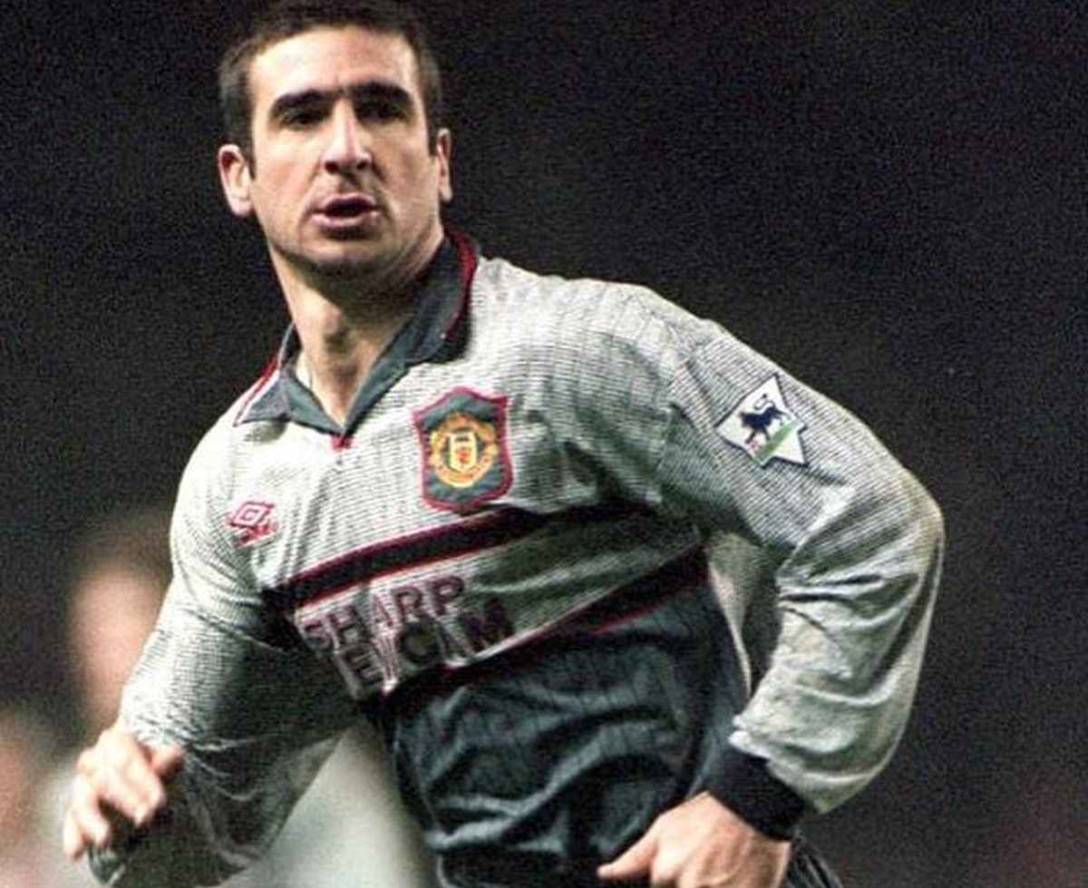 Das fiese, unsichtbar machende Manchester-Trikot – Hier getragen von Eric Cantona.