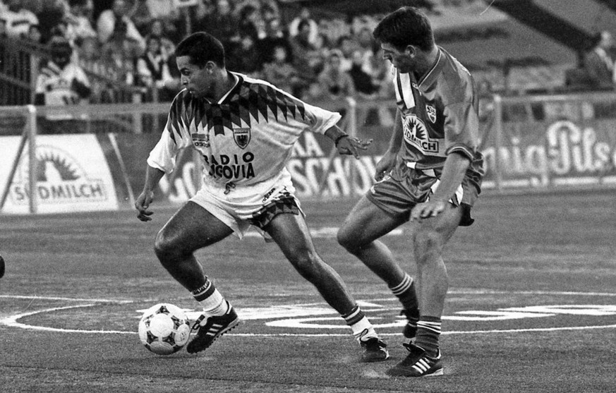 13.01.96 Hallen Masters Stuttgart Deutschland, Stuttgart, 13.01.1996, Fussball, Hallen Masters Stuttgart: v.l. Ratinho FC Aarau, Marco Haber VfB Stuttgart. *** 13 01 96 Hallen Masters Stuttgart German ...