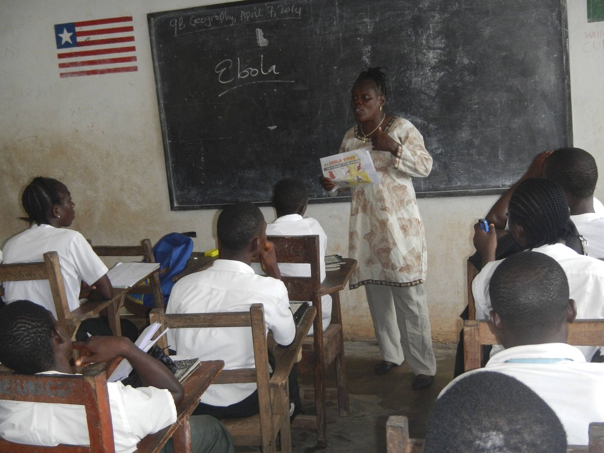 Eine Lehrerin klärt ihre Schüler in Foya über das gefährliche Ebola-Virus auf.