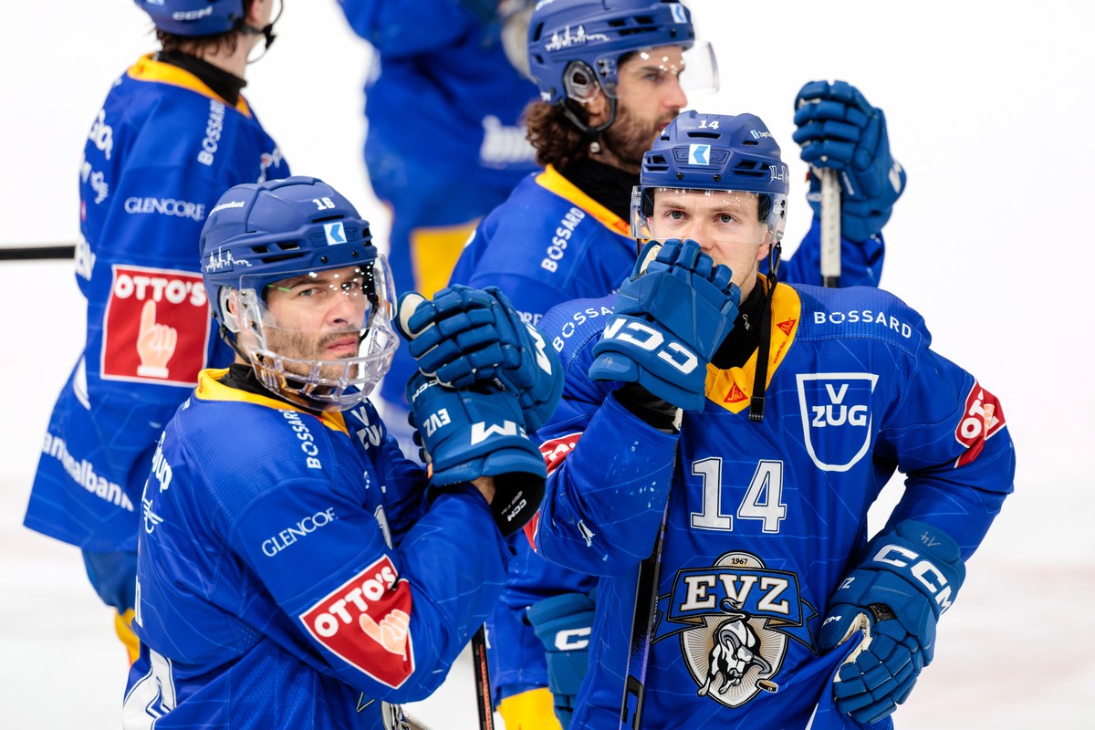 Livio Stadler (EVZ), rechts, und Raphael Diaz (EVZ), links, sind enttaeuscht nach dem Spiel der Eishockey National League zwischen dem EV Zug, EVZ, und Fribourg-Gotteron, HCFG, am Dienstag, 24. Februa ...
