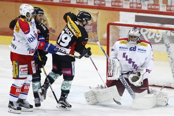 Klotens Torhueter Martin Gerber wehrt einen Puck von Berns Ryan Lasch ab, im Eishockey Meisterschaftsspiel der National League A zwischen dem SC Bern und dem EHC Kloten, am Samstag, 19. November 2016, ...