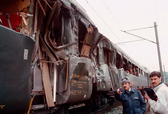 Der Zug wurde vom Kran auf Fensterhöhe aufgeschlitzt.