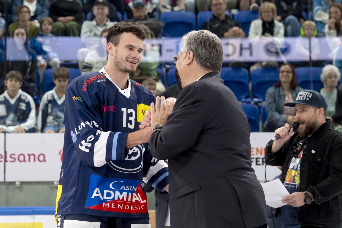 Der Spieler Manix Landry (links) und HC Ambri Piotta Praesident Filippo Lombardi, anlaesslich der Praesentation der Mannschaft von Ambri, am Sonntag, 6. August 2023, in Ambri. (KEYSTONE/Ti-Press/ Fran ...