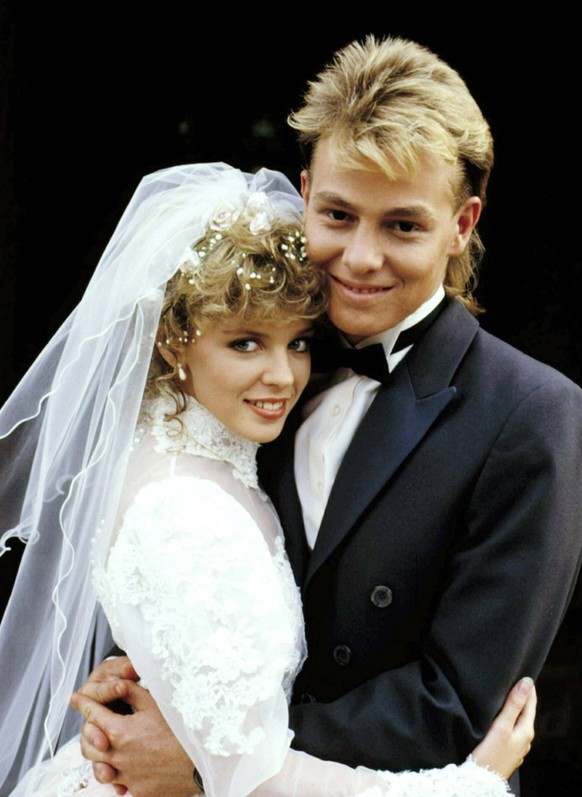 NEIGHBOURS, from left: Kylie Minogue, Craig McLachlan, ep. 523, aired July 1, 1987, 1985-. Network Ten / Courtesy: Everett Collection Network Ten / Courtesy: Everett Collection ACHTUNG AUFNAHMEDATUM G ...