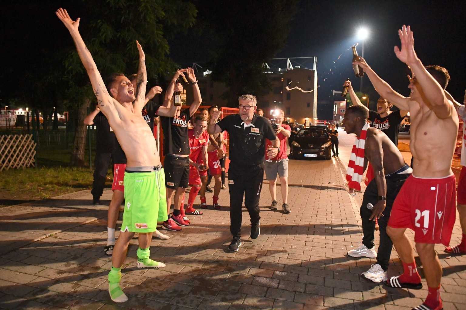 Fussball, Herren, Saison 2019/2020, 1. Bundesliga 32. Spieltag, 1. FC Union Berlin - SC Paderborn 1:0, spontane Feier von Fans und Spielern lange nach Spielschluss auf der Hauptstraße vor dem bzw. der ...