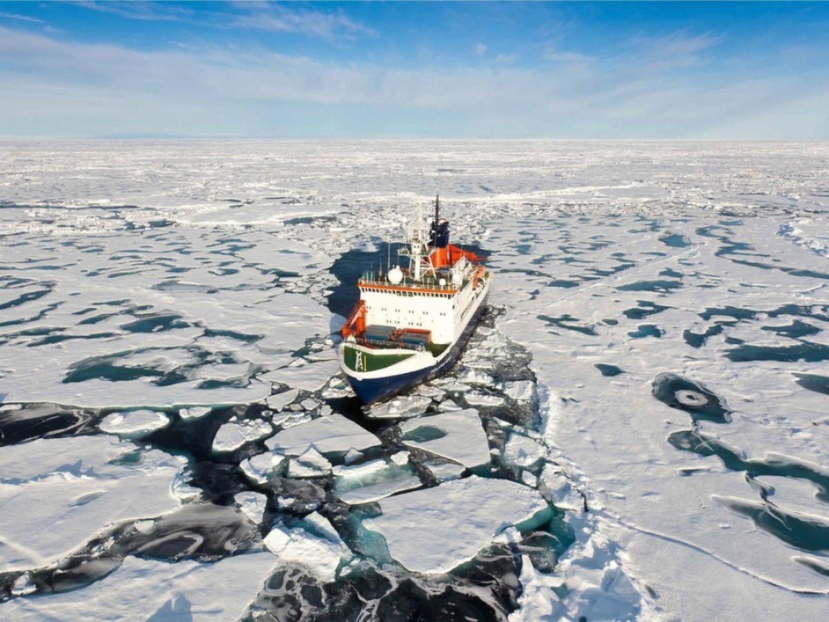 Das deutsche Expeditionsschiff "Polarstern" inmitten arktischer Eisschollen. Seine Mission "Mosaic" - mit Beteiligung von drei Schweizer Teams - endet am Montag. (Archivbild)