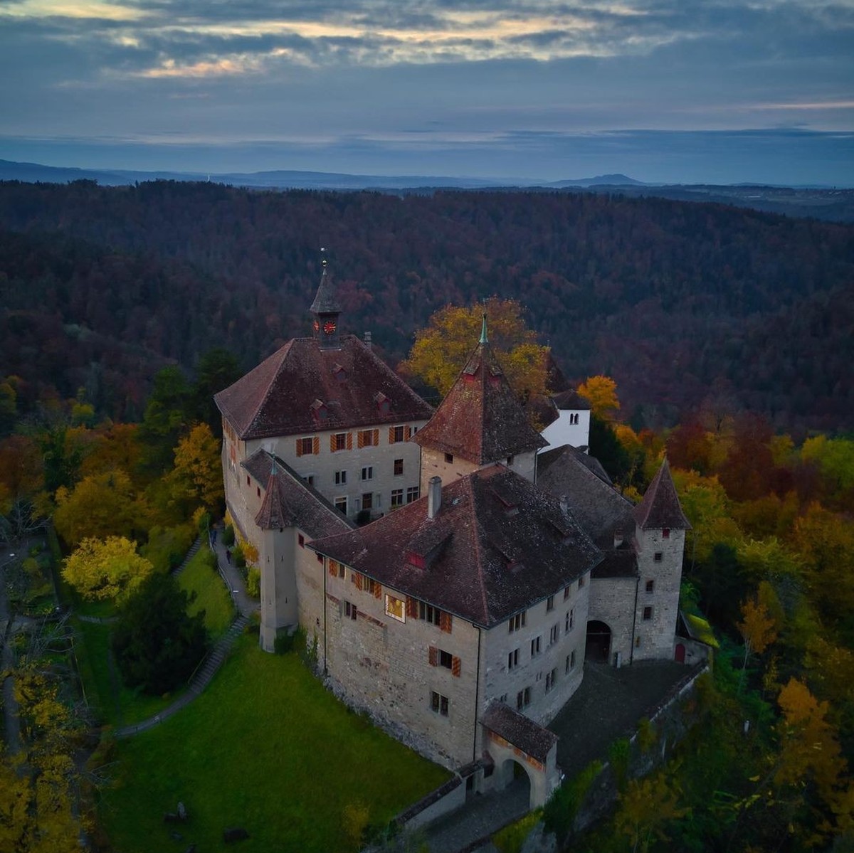 Kyburg Rauszeit Treppen Wandern Schweiz