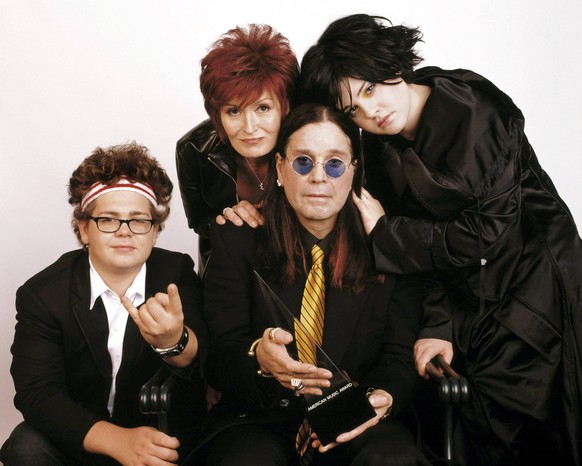 AMERICAN MUSIC AWARDS 2003, Hosted by The Osbournes Jack Osbourne, Sharon Osbourne, Ozzy Osbourne, Kelly Osbourne, 2003 Courtesy Everett Collection ACHTUNG AUFNAHMEDATUM GESCH�TZT PUBLICATIONxINxGERxS ...