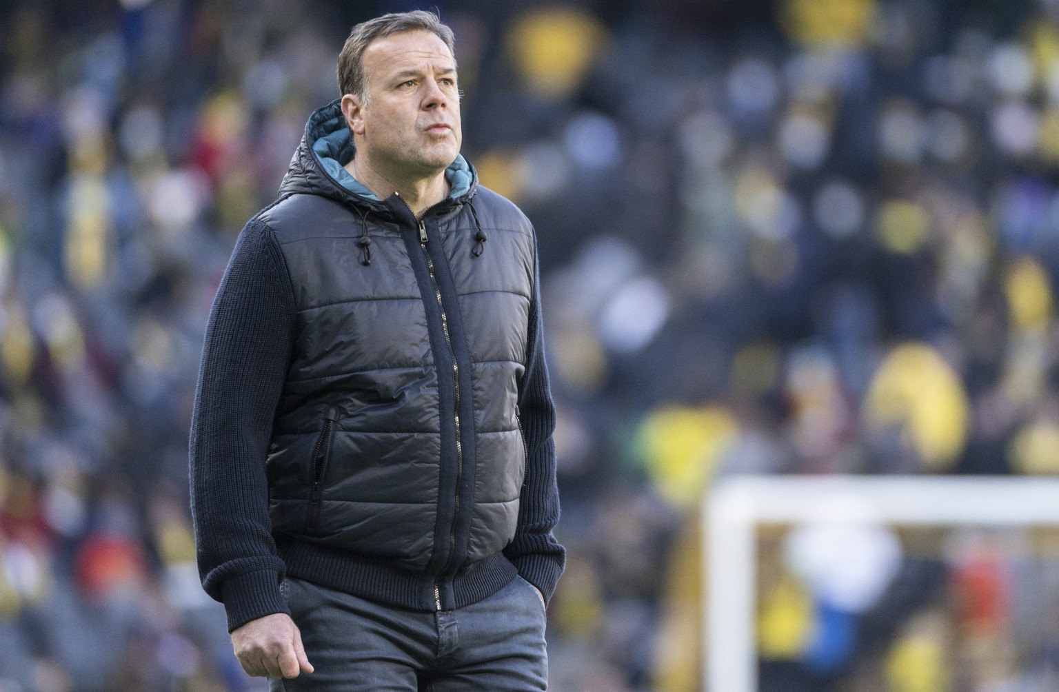 Basels Cheftrainer Patrick Rahmen verlaesst den Rasen zur Pause, im Fussball Meisterschaftsspiel der Super League zwischen den Berner Young Boys und dem FC Basel, am Sonntag, 13. Februar 2022, im Stad ...