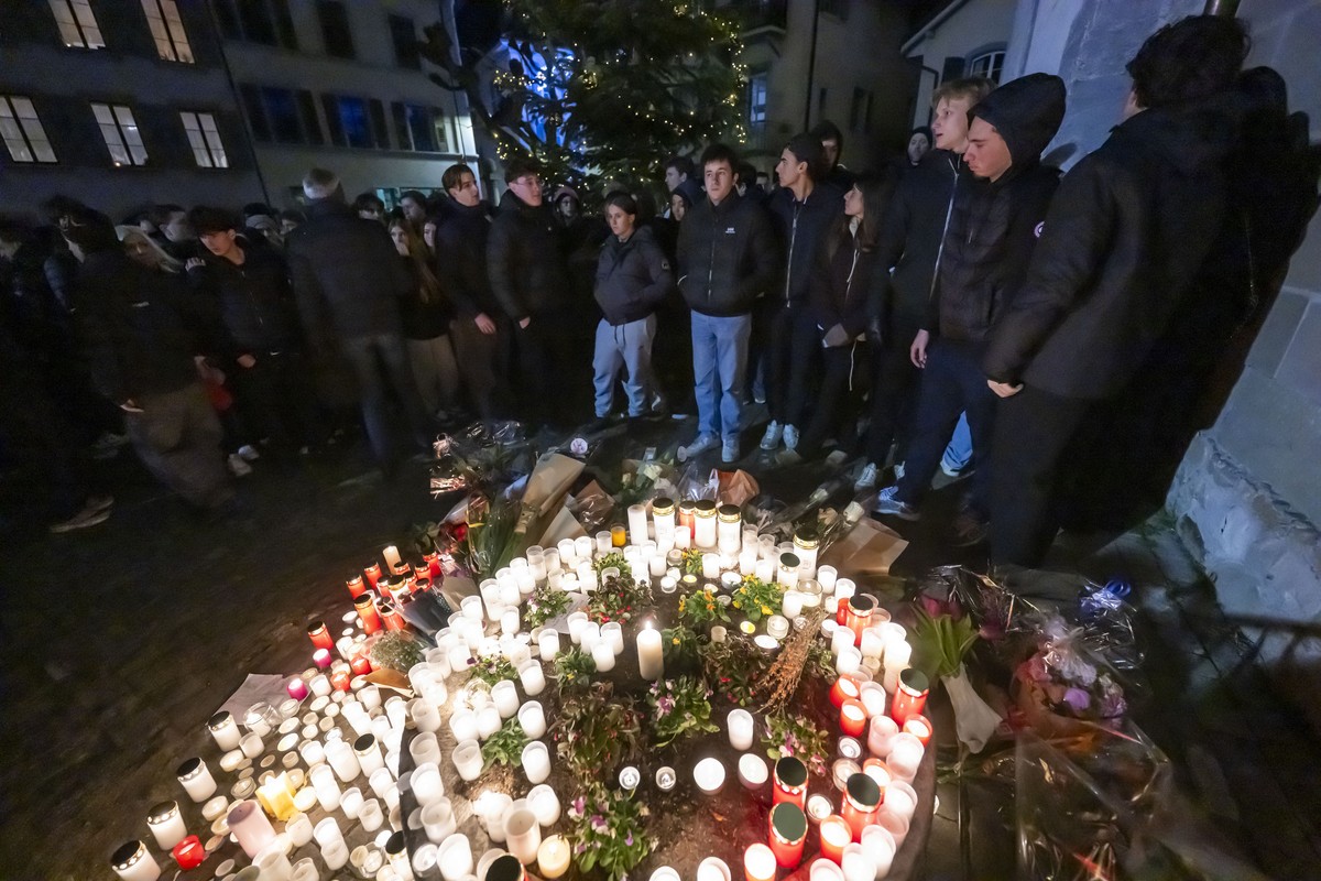 epa12624117 People gather at the Temple de Lutry (VD) in Lutry, Switzerland, 03 January 2026, during a ceremony to pay tribute to the victims of the fire at the Le Constellation bar. At least 40 peo ...