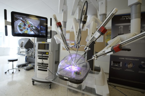 Le robot chirurgical Da Vinci Xi photographie, lors d’une presentation a la presse avant une une demonstration publique gratuite du robot chirurgical Da Vinci Xi aux Hopitaux universitaires de Geneve ...