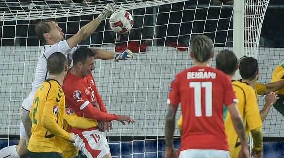 Corner für die Schweiz, Drmic bedrängt Litauens Goalie&nbsp;Arlauskis, der sich den Ball ins eigene Tor faustet. Drei Minuten nach Drmics Einwechslung führte die Nati endlich und höchst verdient.