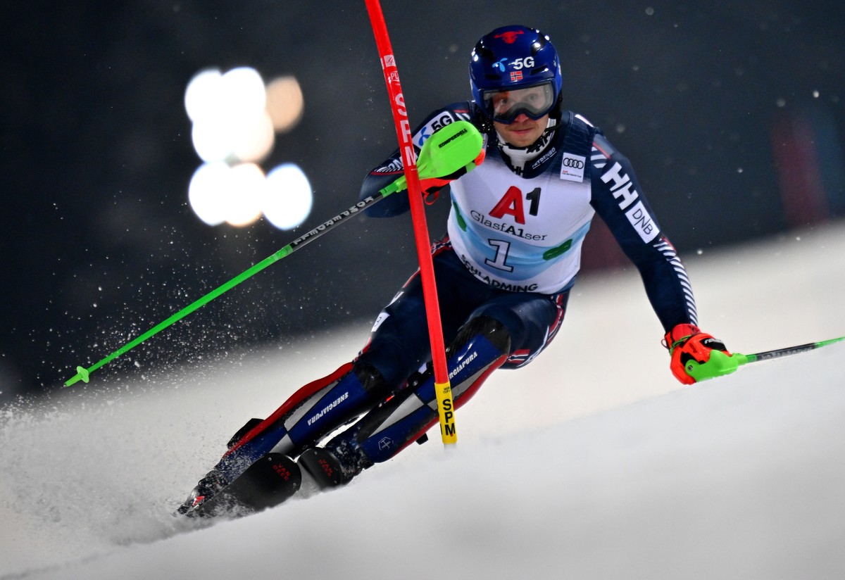 epa10427004 Henrik Kristoffersen of Norway in action during the first run of the Men's Slalom Night race of the FIS Alpine Skiing World Cup in Schladming, Austria, 24 January 2023. EPA/CHRISTIAN  ...
